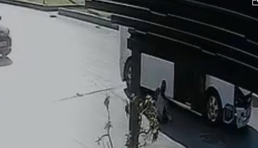 kapisi-acik-hareket-eden-minibusten-ogrenci-dustu