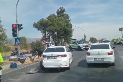 karayolu-incir-tarlasina-dondu-vatandaslar-ve-polis-ekipleri-yolu-acmak-icin-incir-toplandi