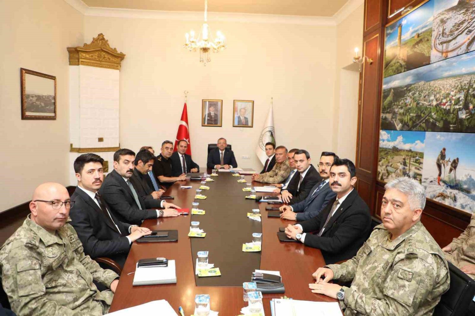 karsta-asayis-ve-guvenlik-toplantisi-yapildi