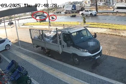 kaza-yapan-motosikletlinin-arac-altinda-kalmaktan-son-anda-kurtulusu-kamerada