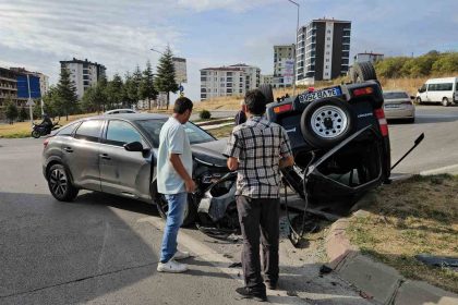 kaza-yapan-otomobil-takla-atti-sans-eseri-yaralanan-olmadi