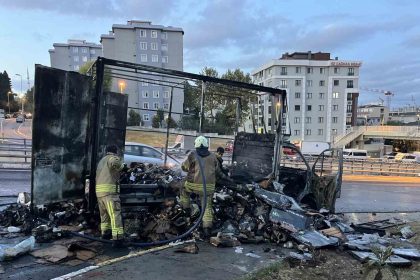 kucukcekmecede-kargo-yuklu-kamyonet-alev-alev-yandi