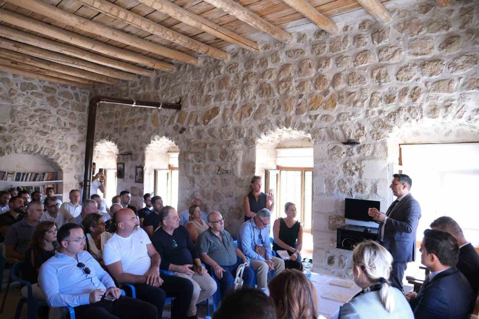 mardinde-mor-dimet-etkinligi-ve-turizm-calistayi