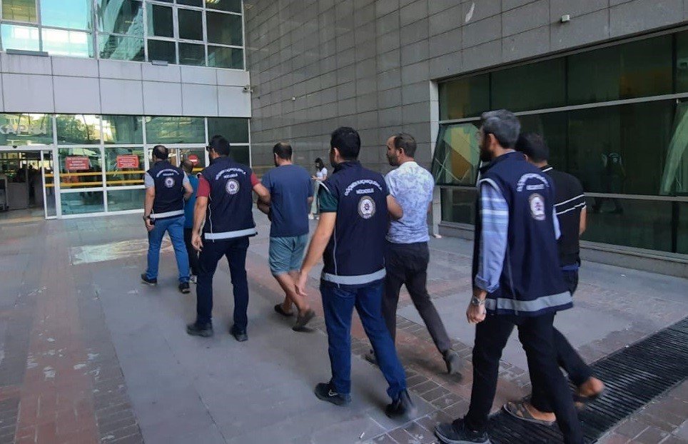 mersinde-kacak-gocmen-operasyonu-14u-deport-edildi-4-supheli-tutuklandi