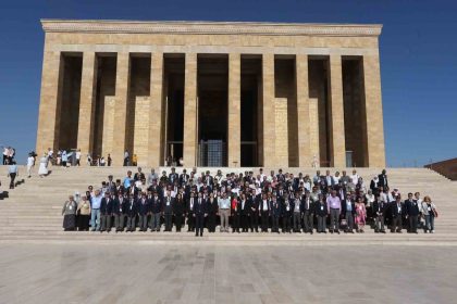 mugla-buyuksehir-sehit-yakini-ve-gazileri-anitkabire-goturdu