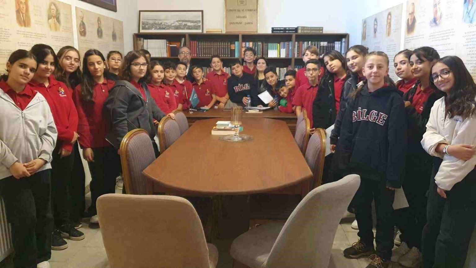 ogrencilerden-turk-dil-bayrami-kutlamasi