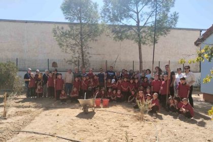 okul-bahcesinde-fidan-diktiler