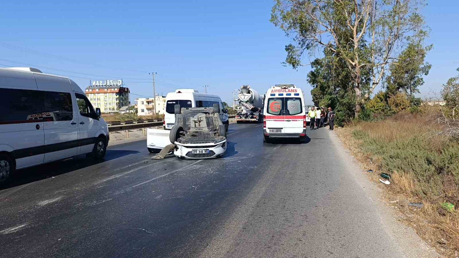 onundeki-araca-carpip-devrilen-otomobilin-surucusu-yaralandi