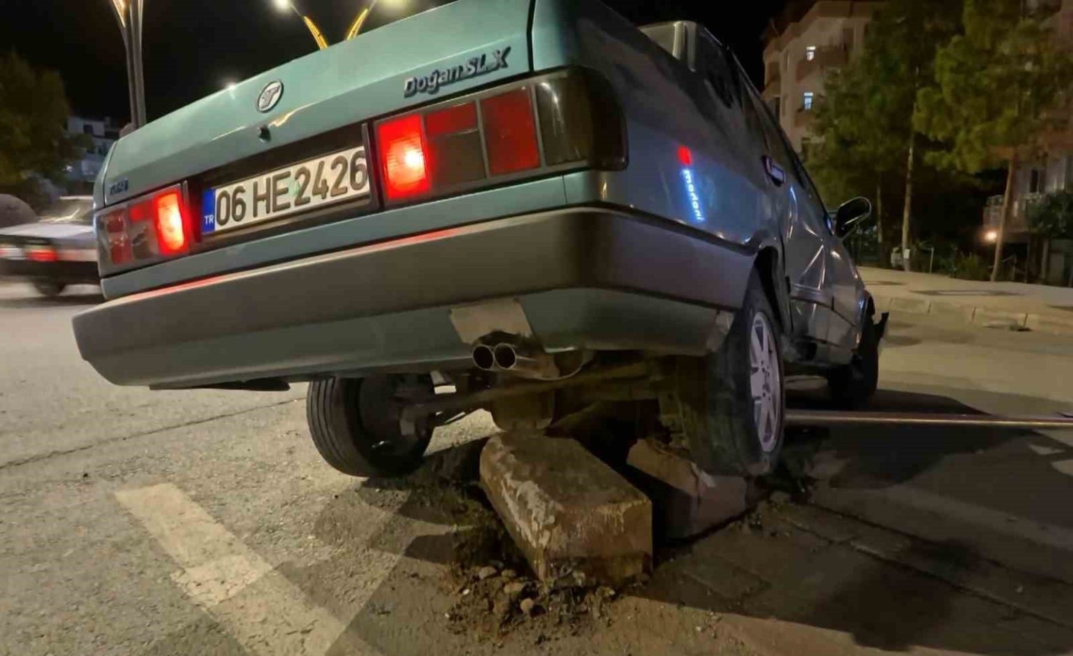 otomobil-refuje-cikti-kazanin-ardindan-aractan-inip-kactilar