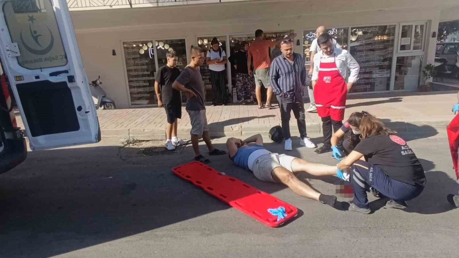 otomobille-carpisan-motosikletli-metrelerce-savruldu-o-anlar-kamerada