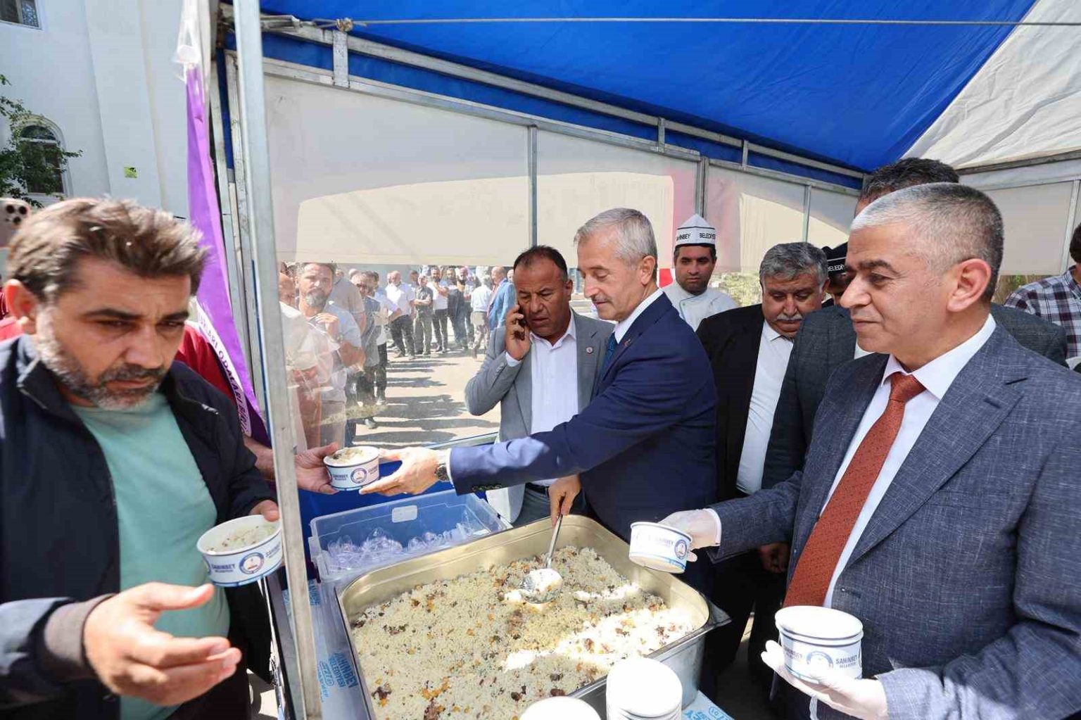 sahinbey-belediyesi-ahilik-haftasini-pilav-dagitarak-kutladi