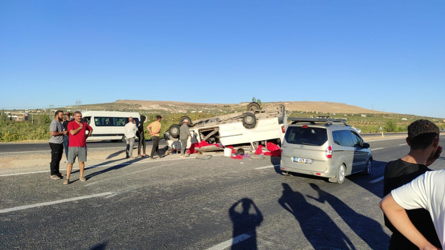 sanliurfada-tarim-iscilerini-tasiyan-minibus-devrildi-20-yarali