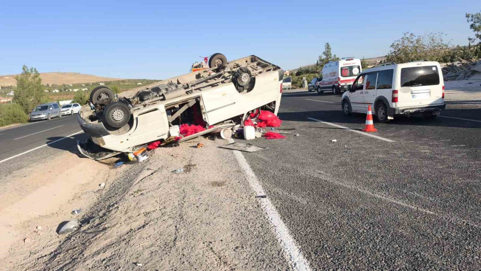 sanliurfada-tarim-iscilerini-tasiyan-minibus-devrildi-20-yarali