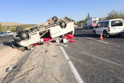sanliurfada-tarim-iscilerini-tasiyan-minibus-devrildi-20-yarali