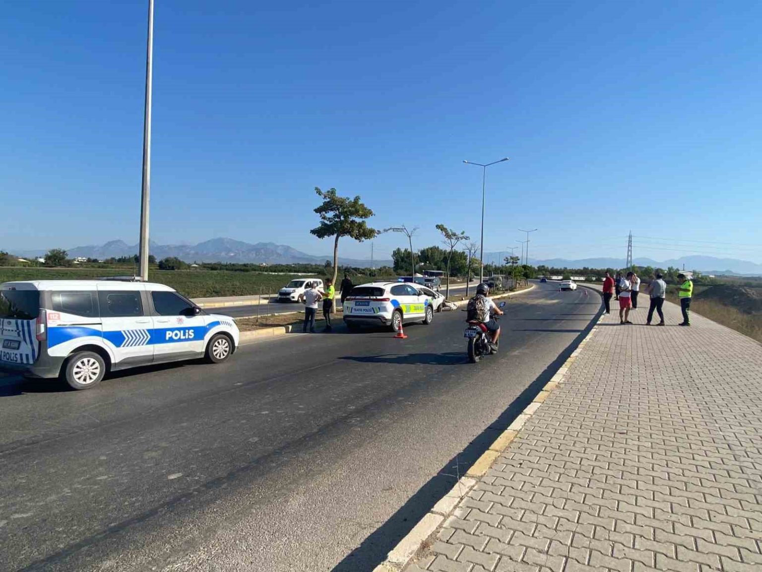 serikte-iki-otomobil-carpisti-1-yarali