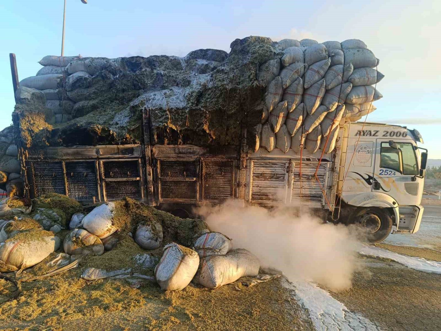 siirtte-saman-yuklu-kamyonda-yangin-cikti