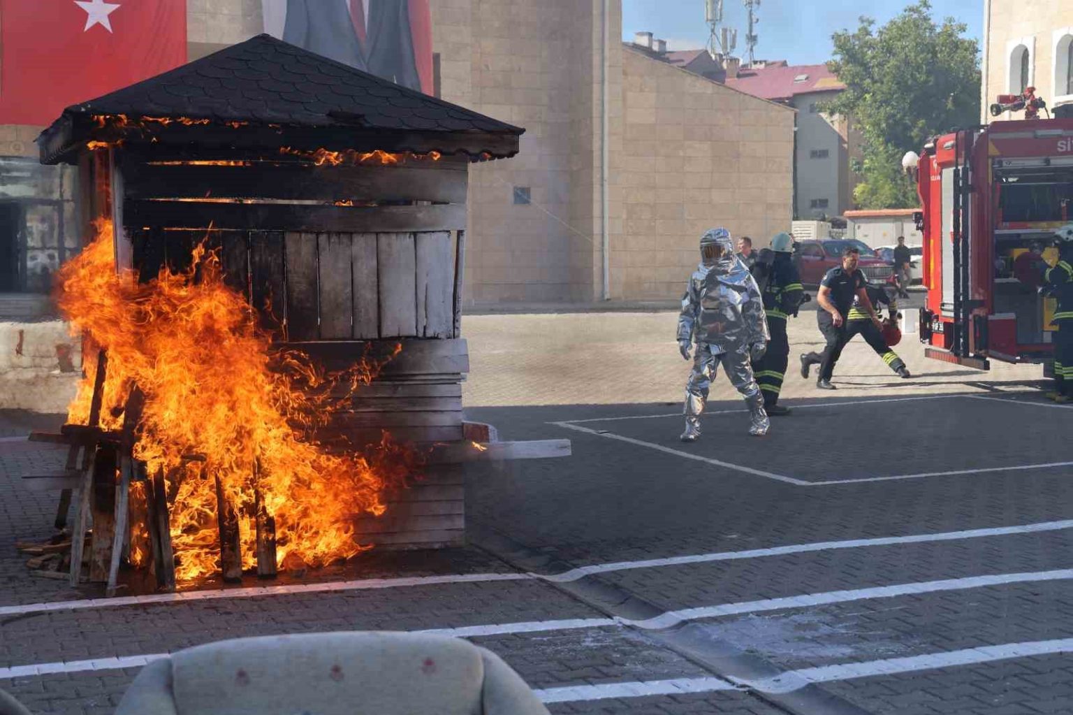 tatbikat-gercegini-aratmadi-itfaiye-personelinin-sogukkanliligi-alkis-topladi