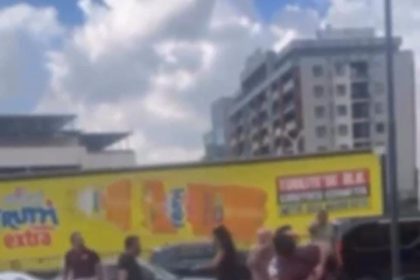 trafik-tartismasi-yola-tasti-birbirlerine-girdiler-kavgayi-cevredekiler-ayirdi