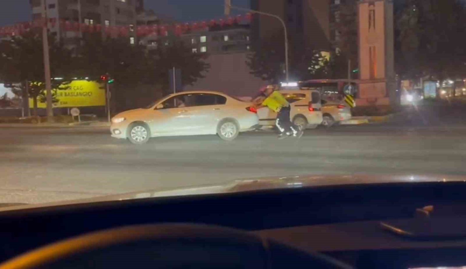 trafikte-arizalanan-otomobili-polisler-iterek-calismasini-sagladi