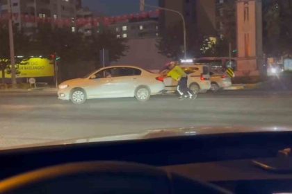 trafikte-arizalanan-otomobili-polisler-iterek-calismasini-sagladi