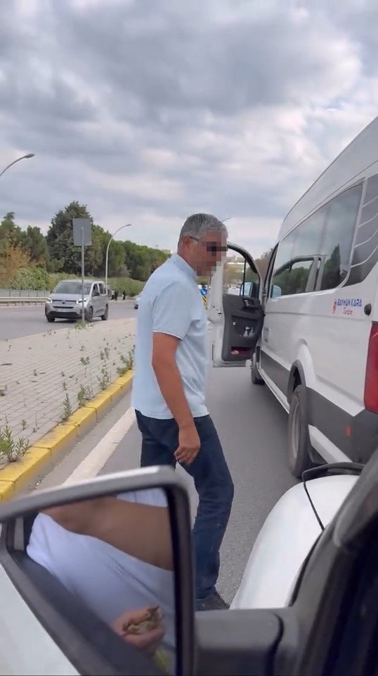 trafikte-servis-soforunden-surucuye-tehdit-nefesini-keserim