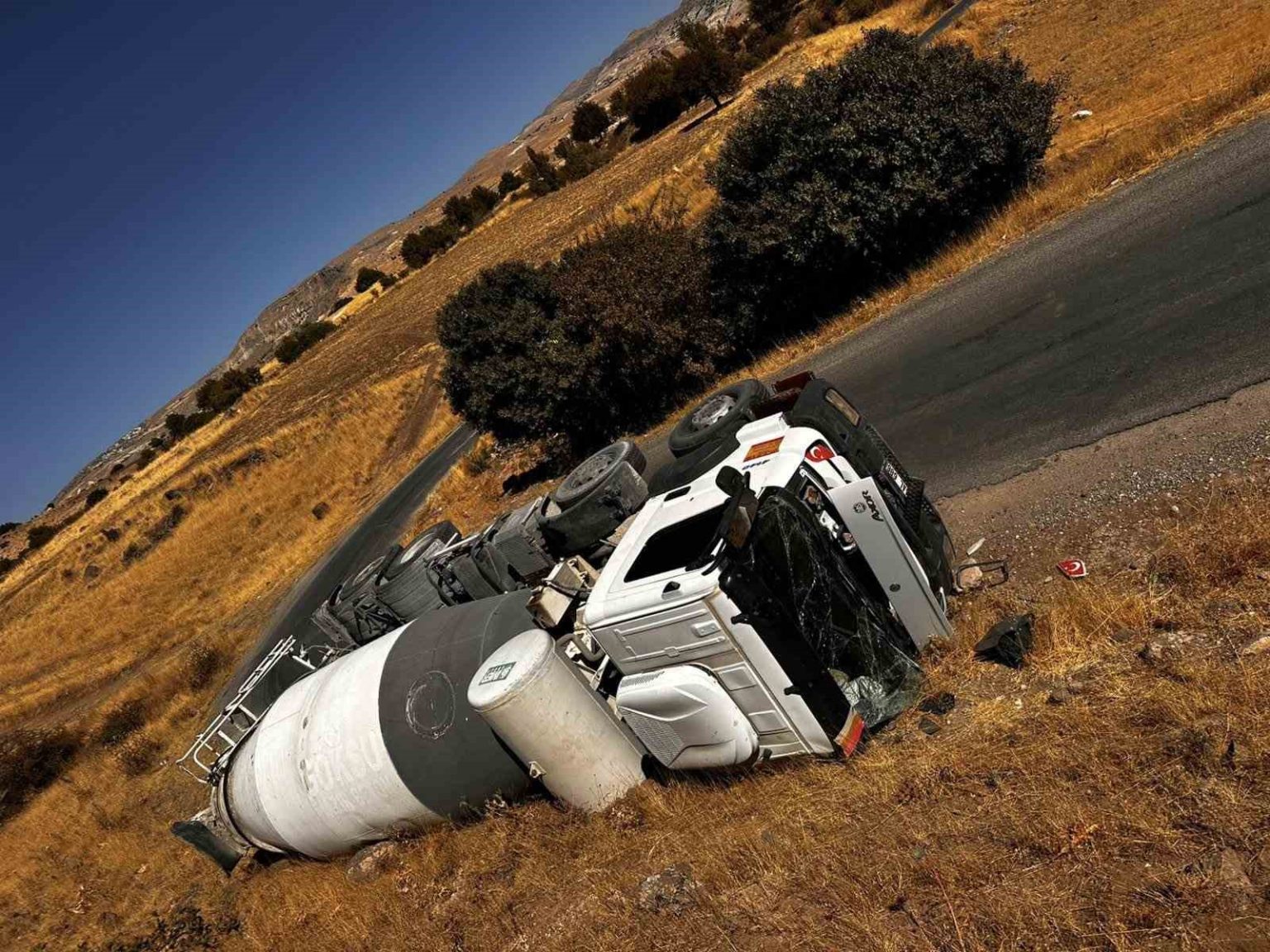 tuncelide-beton-mikseri-ve-tir-devrildi