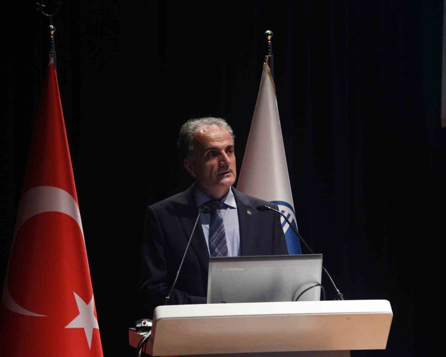 universiteye-yani-baslayan-ogrencilere-hitap-eden-rektor-al-egitim-dort-duvarin-otesinde