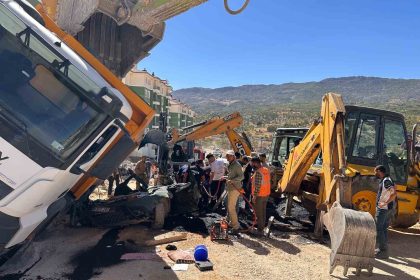 uzerine-kamyon-devrilen-otomobilin-surucusu-hayatini-kaybetti