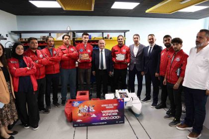 vali-hatipoglu-basarili-genclerle-bir-araya-geldi