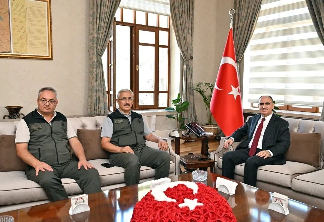 vali-ozkandan-orman-ekiplerine-tesekkur