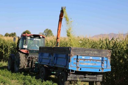 van-buyuksehir-belediyesinden-ureten-ciftciye-makine-destegi