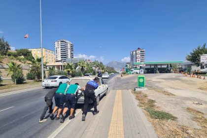 yakiti-biten-otomobili-polis-ve-vatandaslar-iterek-akaryakit-istasyonuna-goturdu
