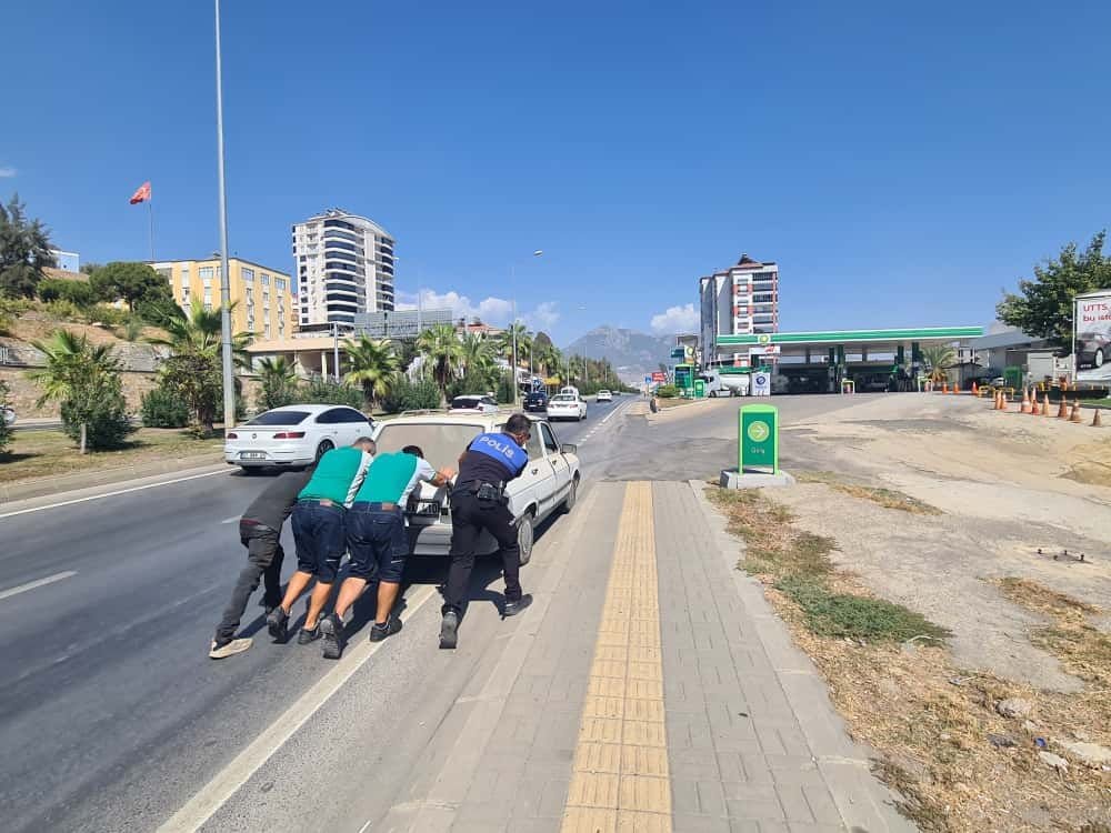 yakiti-biten-otomobili-polis-ve-vatandaslar-iterek-akaryakit-istasyonuna-goturdu