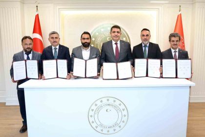 yanan-camiyi-hayirsever-yaptiracak