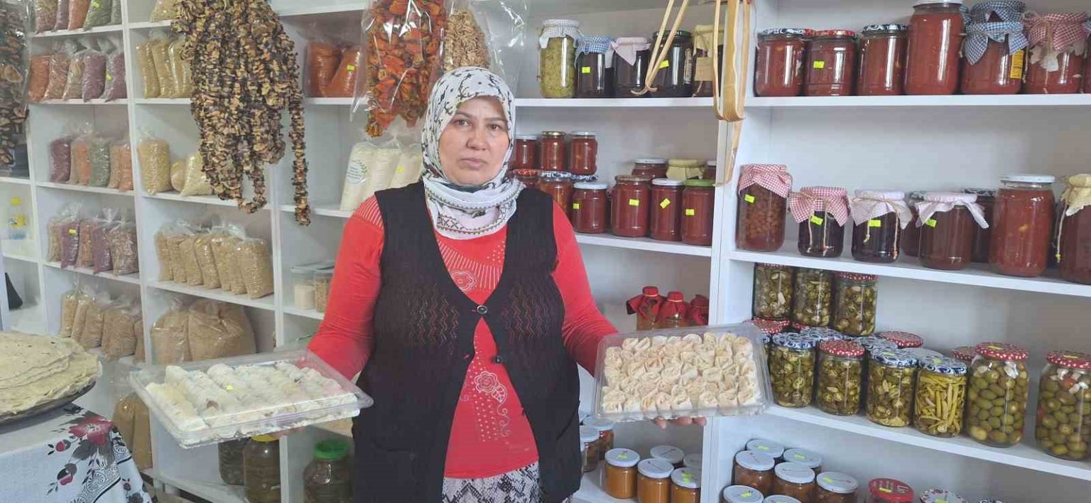 yaptigi-yoresel-lezzetlerle-hem-evini-gecindiriyor-hem-de-kadinlara-istihdam-sagliyor