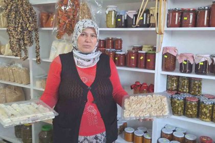 yaptigi-yoresel-lezzetlerle-hem-evini-gecindiriyor-hem-de-kadinlara-istihdam-sagliyor