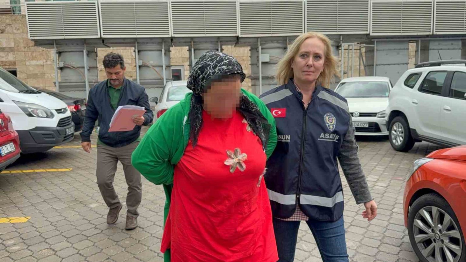 yardima-gittigi-komsusunun-evinden-200-bin-liralik-ziynet-esyasi-caldi