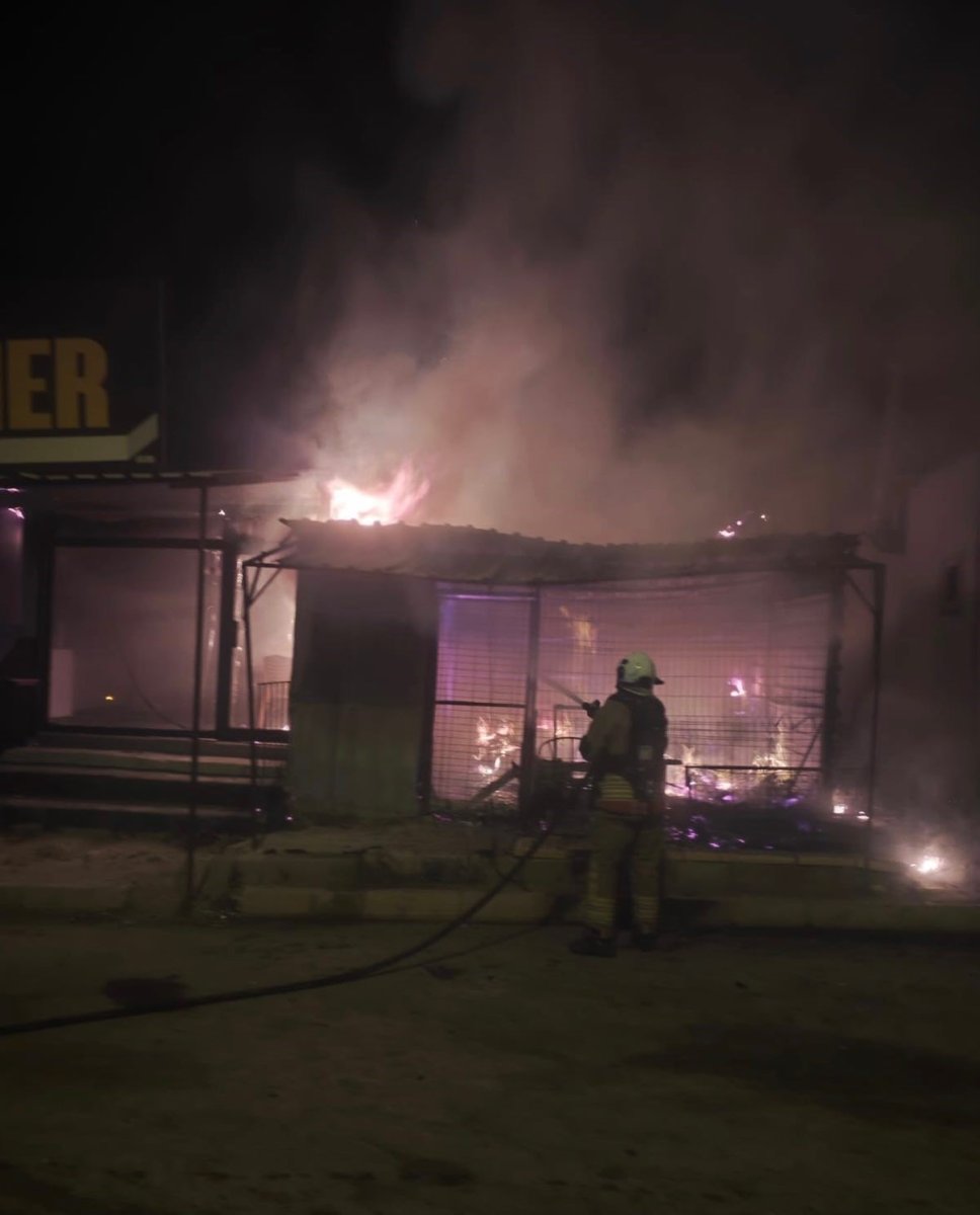 antakyada-alevlere-teslim-olan-is-yeri-kullanilmaz-hale-geldi