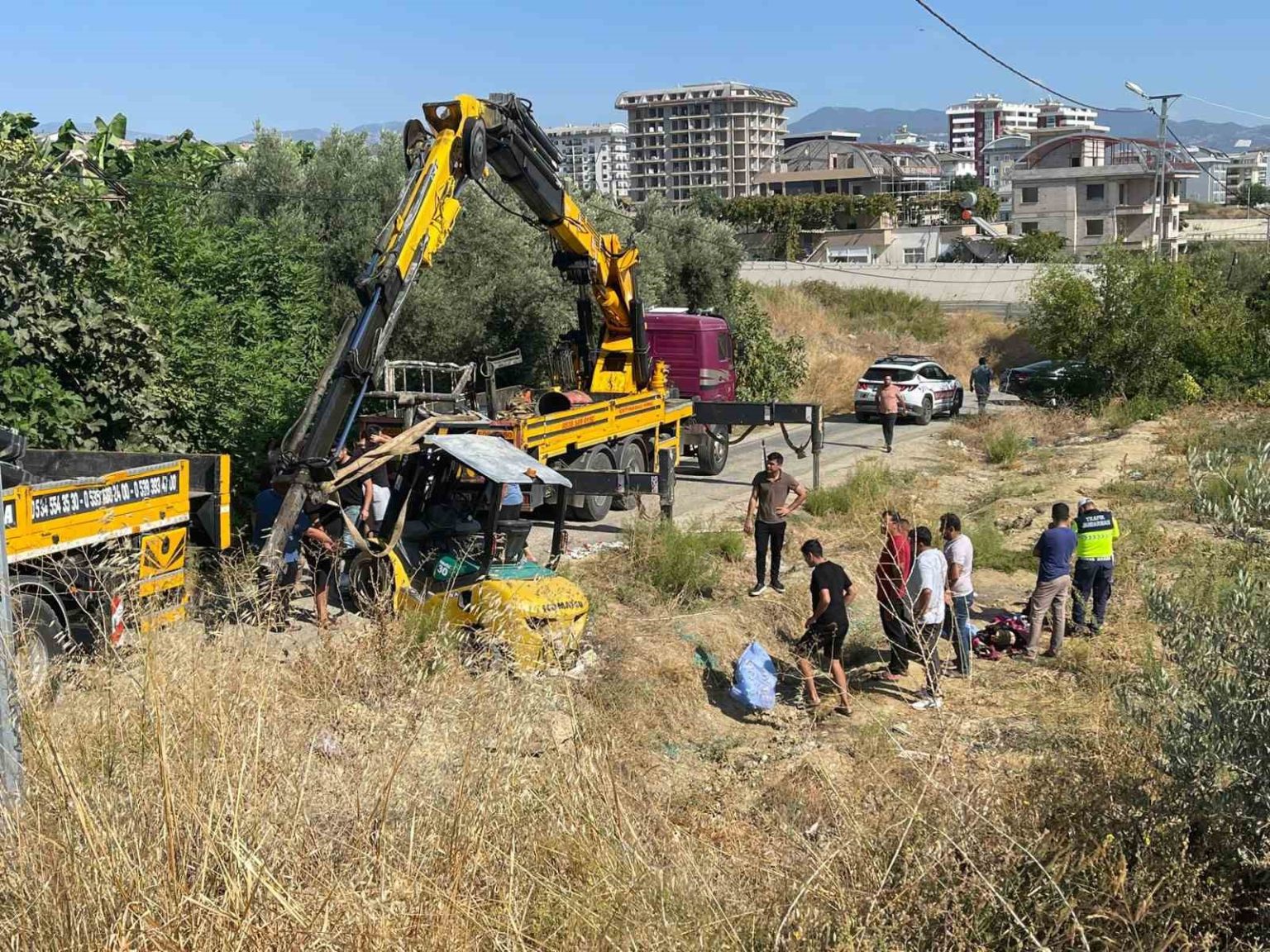 antalyada-devrilen-forkliftin-altinda-kalan-surucu-hayatini-kaybetti