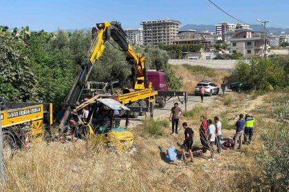 antalyada-devrilen-forkliftin-altinda-kalan-surucu-hayatini-kaybetti