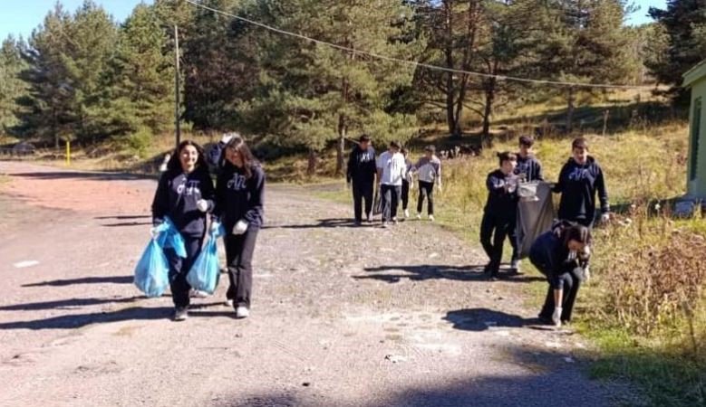 ardahanda-ogrenciler-orman-temizledi