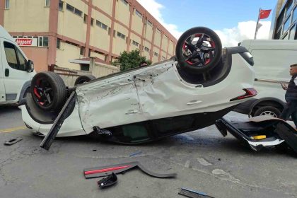 bahcelievlerde-minibusun-carptigi-otomobil-ters-dondu-2-yarali