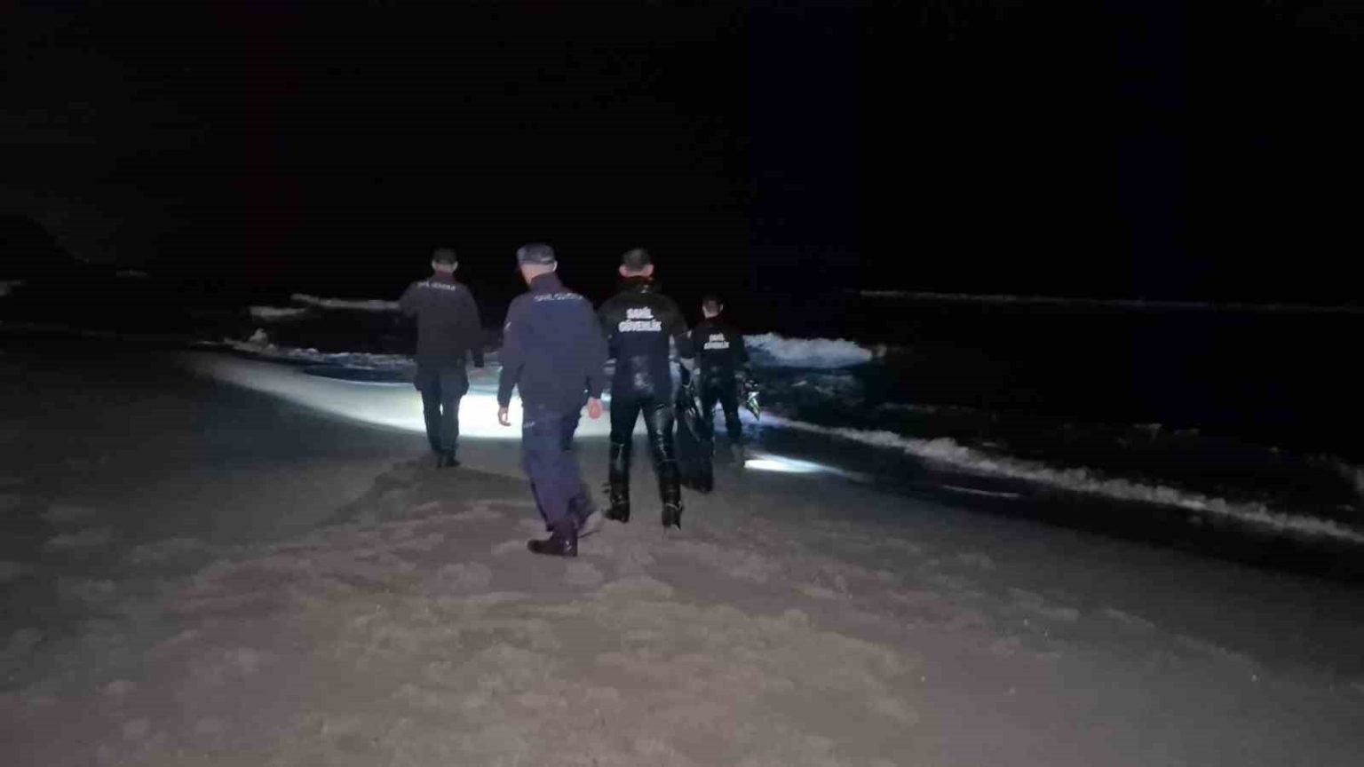 bartinda-elbiseleri-ile-denize-giren-sahis-ekipleri-harekete-gecirdi