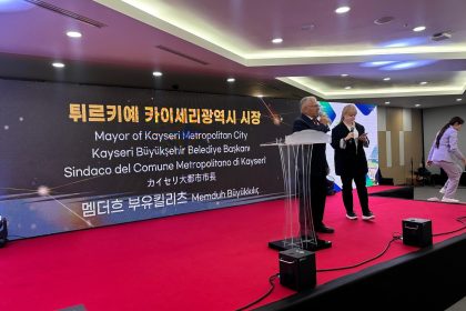 baskan-buyukkilic-guney-korenin-kardes-sehri-yongindeki-onuruna-verilen-yemekte-konustu