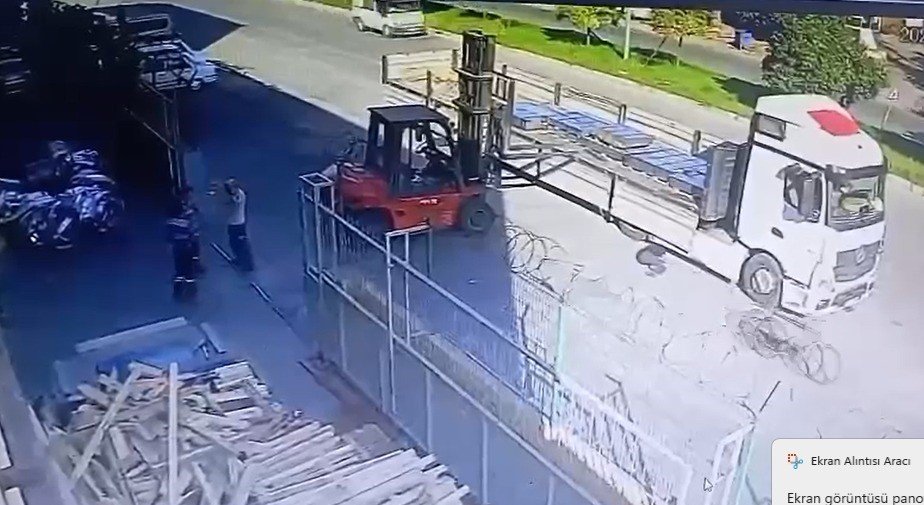 bisikletiyle-forklifte-carpan-cocuk-hastaneye-kaldirildi