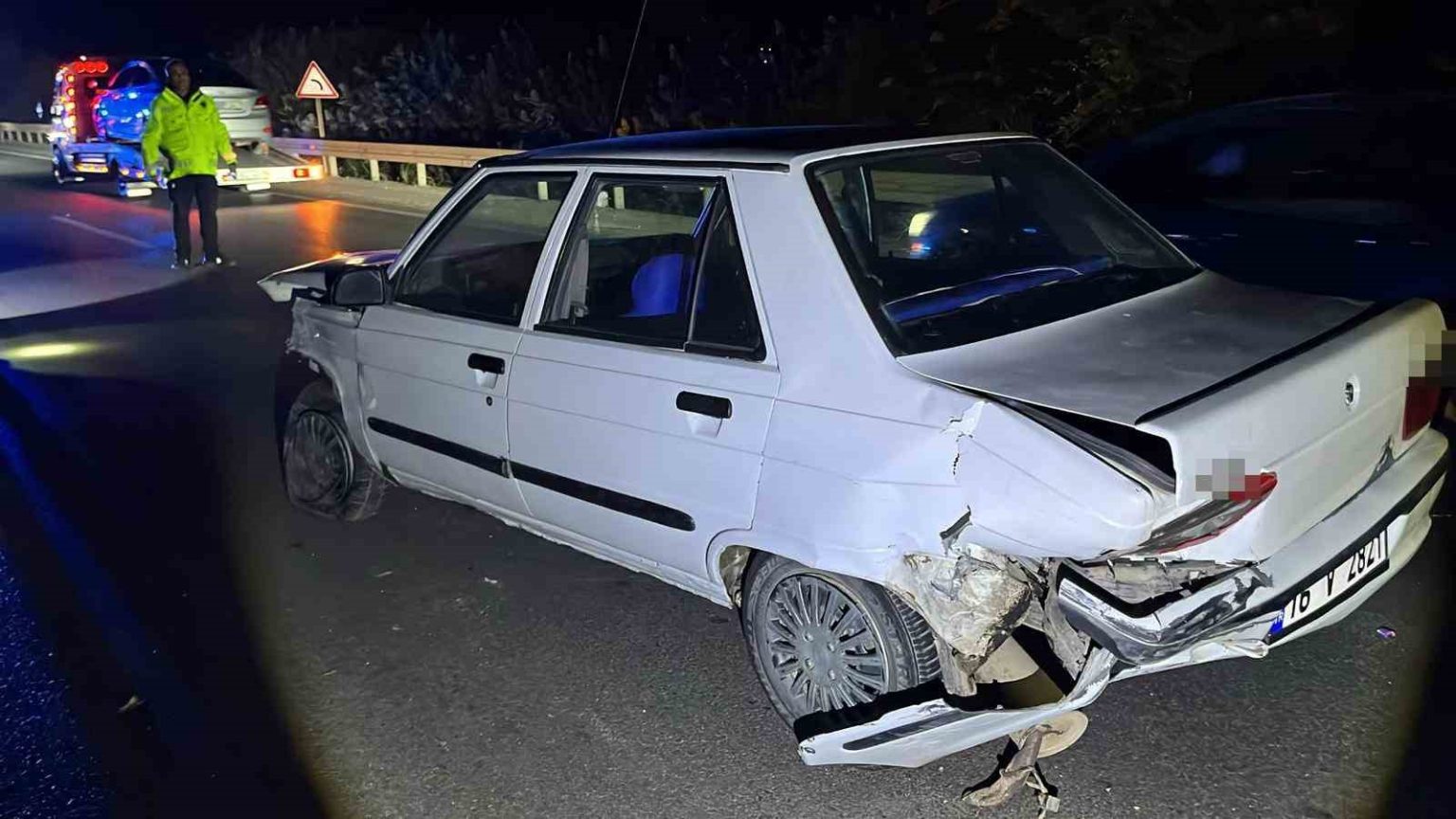 bursada-bariyere-carpan-surucu-yaralandi