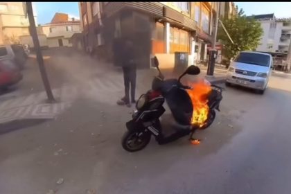 bursada-motosiklet-alev-topuna-dondu-vatandas-vileda-kovasiyla-mudahale-etti