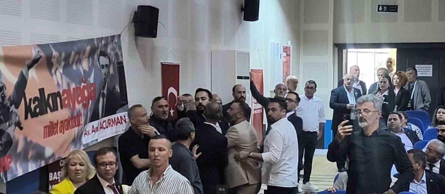 chp-kongresinde-kavga-tekme-ve-tokatlar-havada-ucustu