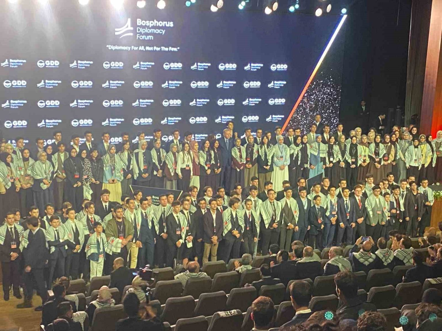 cumhurbaskani-erdogan-soykirim-sebekesinin-basi-bm-genel-kurulunda-yalanlari-ve-tehditlerini-dinleyecek-kimse-bulamadi-ve-bos-koltuklara-konustu