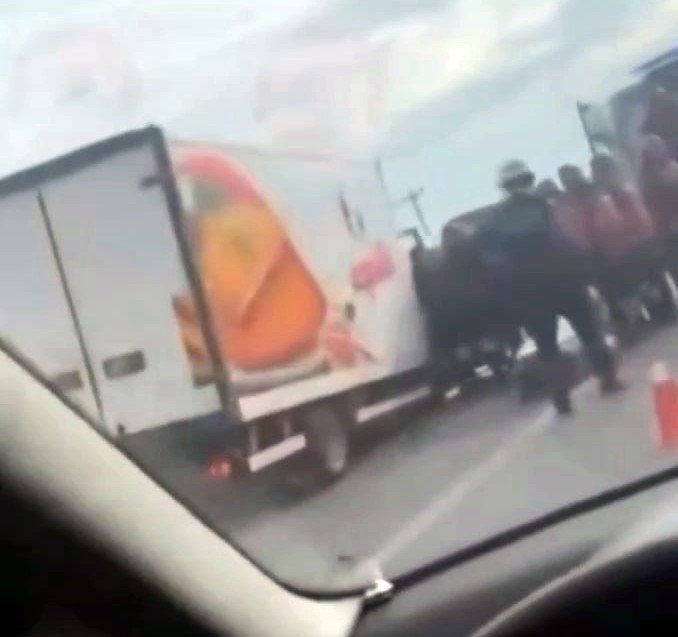 d-100de-kontrolden-cikan-kamyonet-bariyerlere-carpti-2-yarali